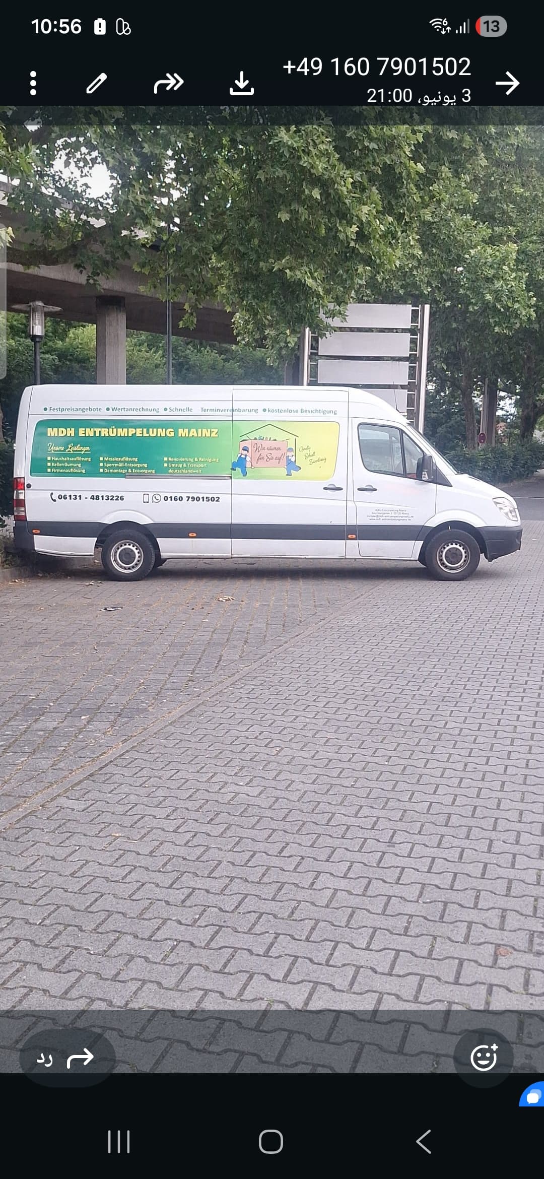 Weißer Transporter mit grüner Werbung für MDH Entrümpelung Mainz parkt auf einem gepflasterten Platz.